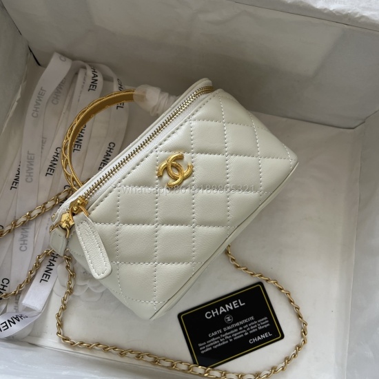 Chanel23A New Handle Series Long Box Makeup Bag, I fell deeply in love with imported lambskin at first sight, with a smooth and delicate texture. Firstly, it has a comfortable and super good hand feel ☑️ Not to mention the beauty, it's not wrong to just c