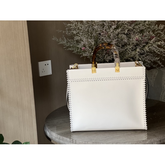 2023.10.26 235 Boxless Size: 35 * 30cm (small) F Home Fendi Peekabo Shopping Bag: Classic tote design! But the biggest feature of this one is: portable: crossbody!