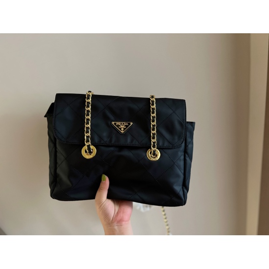2023.11.06 200 Box less Size: 28 * 23cm Prada Vintage Nylon Chain Parachute Bag, I really fell in love with it at a glance! Spring, summer, autumn, and winter can be fully versatile! The bag itself looks great! ⚠️ Original order channel goods!