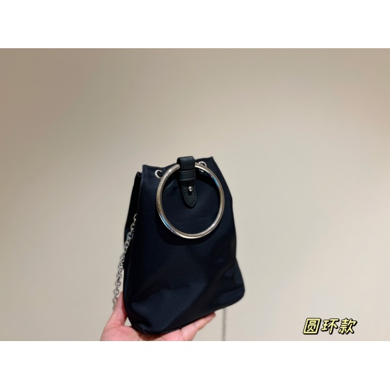 2023.11.06 165 box size: 15 * 19cm, exquisite, lazy, and good-looking. No objection! The design of the Prada bucket bag nylon bucket bag drawstring strap is very convenient to take and place~Take a good look at both the hand and crossbody! ⚠️ Not only can