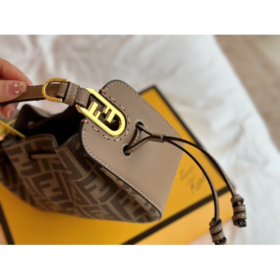 2023.10.26 245 box size: 22 * 14cm fendi 2022 mini rice box is very cute and can fit well 〰️ You can fit everyday street items with drawstrings on both sides and a crossbody shoulder strap inside. It can be carried by hand or crossbody, and is also easy t