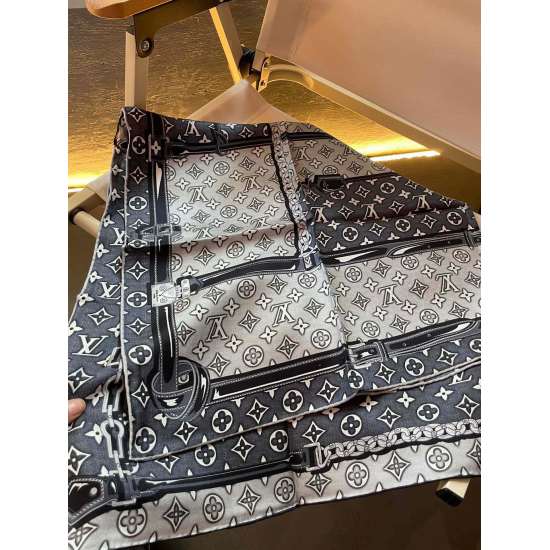 2023.07.03, Lv synchronously updated the Denimgram Confidential 90 mulberry silk square scarf to give a tannic texture to the Monogram pattern, exuding a rich modern atmosphere. The chain, buckle, and lace patterns pay tribute to the Louis Vuitton le