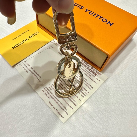 20240401 90 yuan original packaging with picture original LOUIS VUITTON official website M68000 LV CIRCLE keychain. The LV Circle keychain is both bright and functional, making it a practical bag accessory. The LV Circle series gives variation to the clas