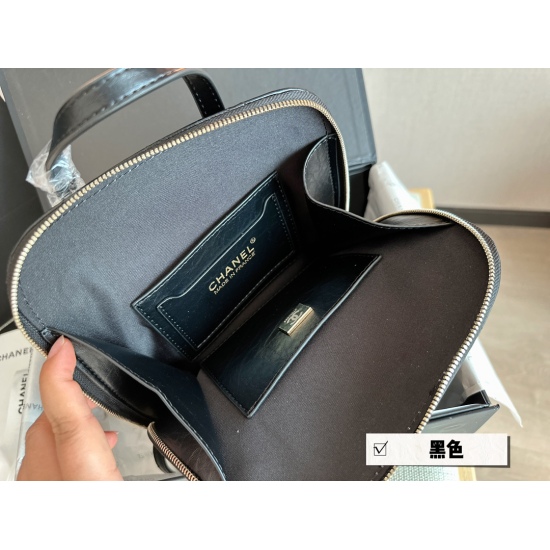 On October 13, 2023, 235 box (upgraded version) size: 19 * 21cm, Xiaoxiangjia 23p new product backpack. I really like this cute shell! Take it home and you will love it more and more! Now it really doesn't work ✋✅ A backpack that can be carried by hand