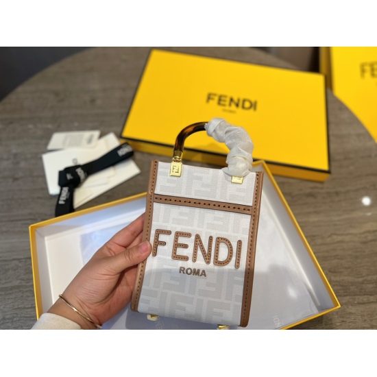 2023.10.26 260 135 size: 35 * 30cm (large) 13 * 18.5cm (small) F Home Fendi peekabo Shopping Bag: Classic tote design! But the biggest feature of this one is: portable: crossbody!