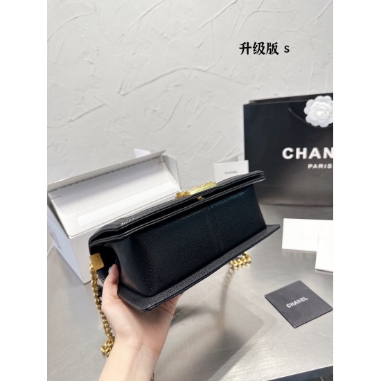 2023.10.1 P240 Folding Box Packaging Chanel leboy20ss New Product! Distinguish from others! The most prominent thing is the addition of a wide shoulder strap! Leboy can carry it by hand! Do you want to give it a try? Compared to CF, Le Boy is more rugged 