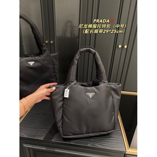 2023.11.06 Large P260 ⚠️ Size 37.34 Medium P260 ⚠️ Size 29.25 Small P240 ⚠️ Size 18.15 Prada Nylon Cotton Suit Tote Bag (small, medium with long shoulder straps) Material is durable and wear-resistant, with a simple design. The bag is lightweight and easy