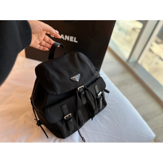 On November 6, 2023, the 180 no box size: 35 * 30 cm PRAD nylon backpack, when it comes to backpacks, I have to recommend the design of this backpack. It's too imaginative! Convenient no need to be absent. It is a practical backpack!!! ⚠️ Mild waterproofi