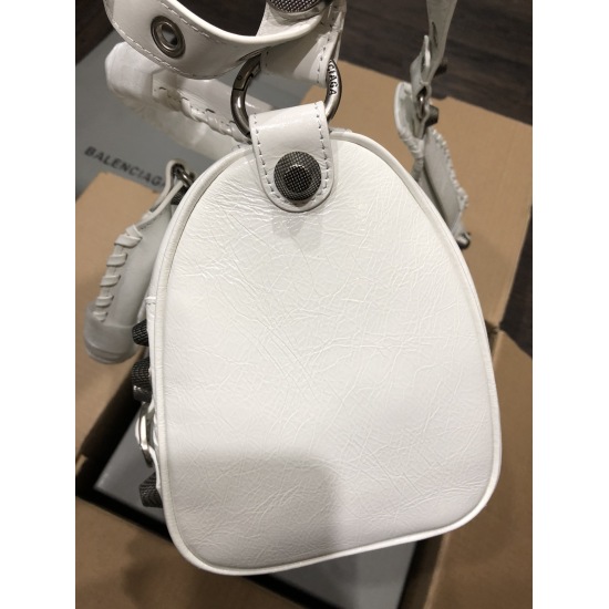 20240324 batch 870 Paris, new large travel bag • Size: 30 long, 15 high, and 14cm wide • Imported explosive leather white • Travel bag • Two leather hand woven handles • Adjustable and detachable shoulder straps (40cm) • Leather woven shoulder pads • Used