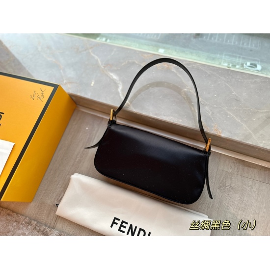 2023.10.26 195 135 box size: 25 * 15cm 29 * 23cm Fendi silk stick silk+crocodile skin+diamond buckle is really amazing, paired with oil wax cowhide and two shoulder straps