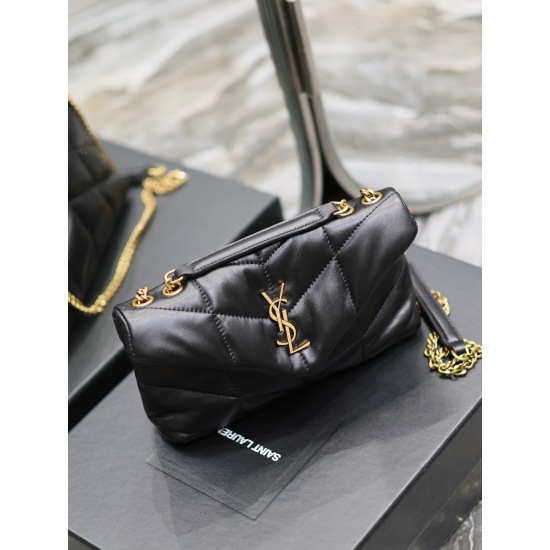 20231128 batch: 650 black gold buckle double chain Loulou Puffer mini_ Mini size double chain bag is here! The whole bag is made of soft Italian sheepskin, paired with Y family diagonal stripe stitching technology. It has a soft texture front flap bag, pa
