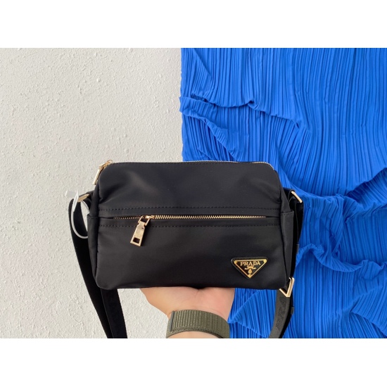 2023.11.06 P145 Prada Men's Canvas One Shoulder Crossbody Bag The Messenger Bag features exquisite inlay craftsmanship, classic and versatile physical photography, original factory fabric, high-end quality delivery, small ticket dust bag 24 x 17 cm.