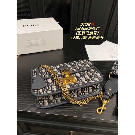 2023.10.07 Old Flower P245 Folding Box ⚠️ Size 24.15 Black P240 Folding Box ⚠️ Size 24.15 Dior Addict Chain Bag (with Roman shoulder straps) for easy handling in any combination is a must-have item for every cute girl