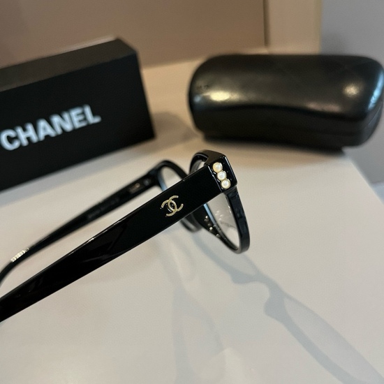 220240401 85Chanel 3440 cat's eye frame design covers cheekbones, the upper part of the frame is narrow, the lower part is wide, the face is small, the square face is round, the sisters close their eyes and look at the pearls on the edge of the frame. The