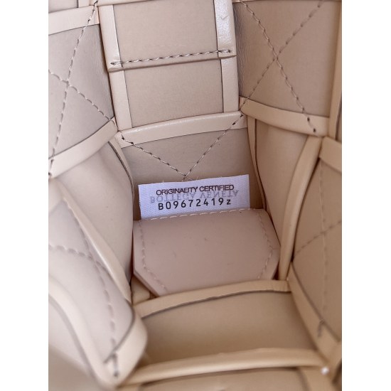 On 20240328, the original order 910, special grade 1030, is out of stock in a new color - washed melon color - the new Cassette is truly suitable for both men and women. The leather surface has been changed from lamb to oil wax calf leather, with a high g