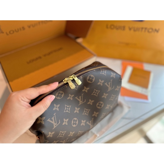 2023.10.1 200 Folding Gift Box (Without Aircraft Box) Size: 27 * 17cm Super Convenient! All cosmetics are packed together... L Home Nice Makeup Bag paired with a chain shoulder strap! Cross arm: Hand held under the armpit! Search Lv Makeup Bag
