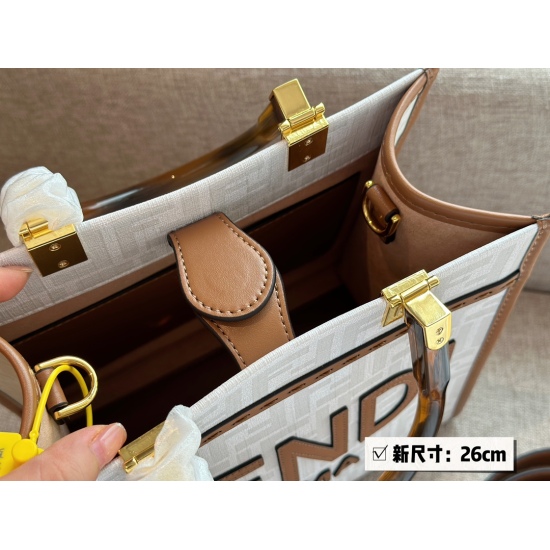 2023.10.26 230 box size: 26 * 23cm 2023 Fenditote bag has released a new size (small) Oh, it's perfect for daily street use. Small Tote bags are practical and versatile!