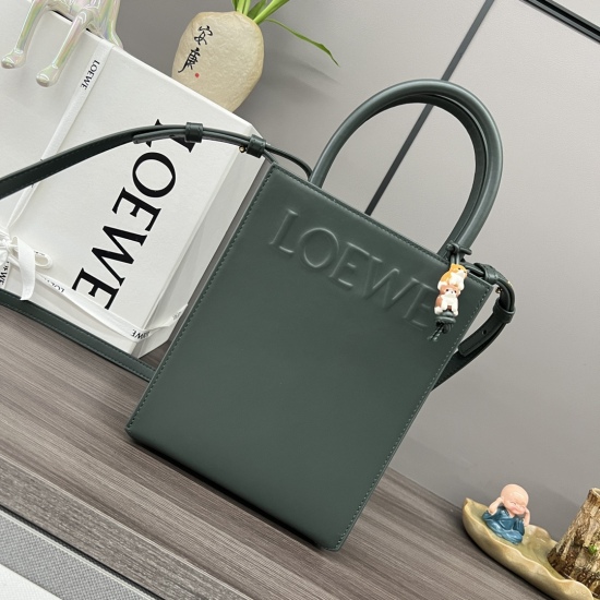 20240325 P870 L ⊚℮w ℮ 5 ️⃣ two ️⃣ 0 ️⃣❤️ The Limited Standard A5 Tote handbag is minimalist and eye-catching, featuring a simple silhouette, practical shape, and a simple top handle. This A5 version is made of glossy cowhide leather and features a Loe * w
