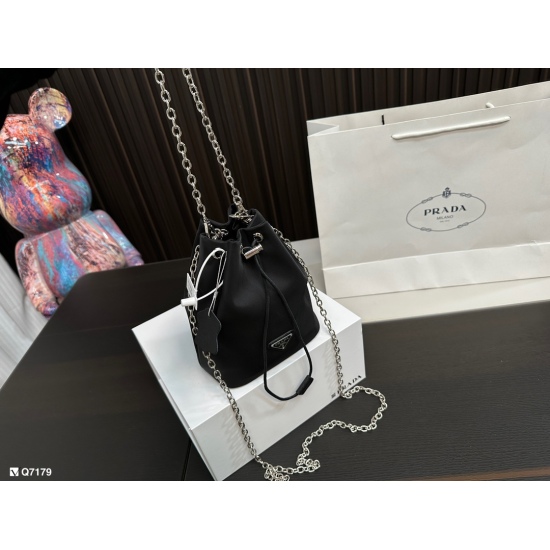 2023.11.06 175 folding box Prada bucket not only holds cute! The Prada in children's size is too cute~Prada's small bucket is too cute. The nylon material is lightweight and can fit with a silver chain, making it more exquisite and flexible. It should not