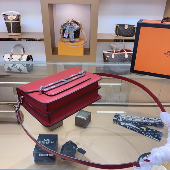 On October 29, 2023, the P200 hermes roulis bag is designed to be very attractive and is a relatively low-key item within the Herm è s bag. Friends who do not like the large Hlogo can consider purchasing this one, which is very practical and is particular