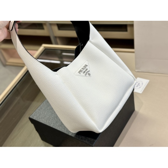 2023.11.06 215 box size: 23 * 20cm Prada popular online shopping basket Prada shopping bag is portable and armpit