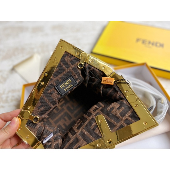 2023.10.26 255 box size: 25 * 17cm Fendi first bag curly hair... absolutely cool and cute I like the texture of Kusa holding it behind me