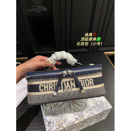 Top level original order on October 7th, 2023 ✅ P255 folding box ⚠️ Size 22.9 Dior Oblue Canvas Makeup Bag (Small) Dior Oblue is a must-have for business trips. Its capacity is sufficient to handle daily skincare and makeup for business trips. Dior's agin