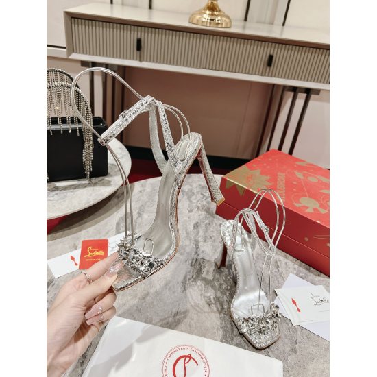 On November 17, 2024, P350 Banana Heels (Sandals) showcased a bold style with the craftsmanship of Christian Lubtan and the sandal Rosa Condorapik. 100mm high heels, square end model with elegant neckline. The design is made of beige Nappa leather Leche, 