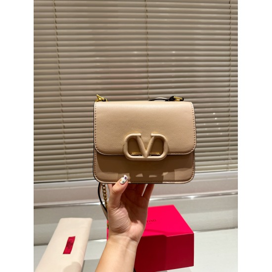 2023.11.10 P195 box matching ⚠️ Size 18.13 Valentino Vsling box tofu bag meets all daily needs, making travel very convenient and fashionable