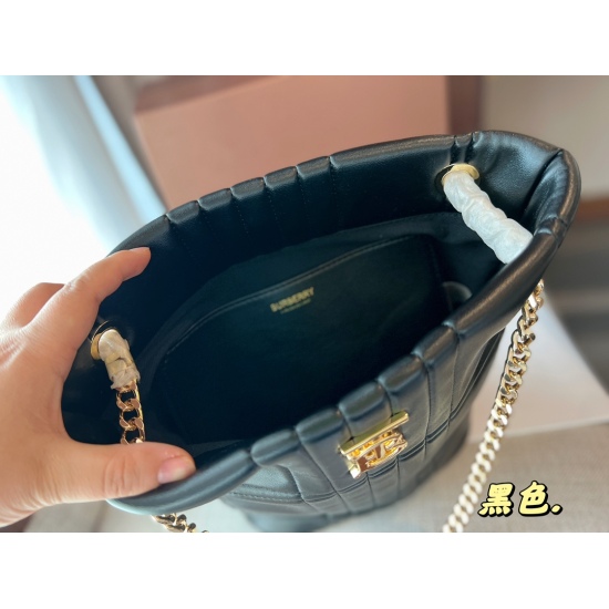 2023.11.17 210 box size: 22 * 26cmbur Lola new product bucket bag with soft leather and honing seam technology filled with advanced! It looks great with my basic style!