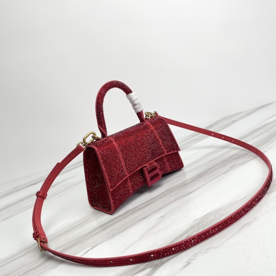 20240324 small shipment, 800 brick hot stamping with heavy handmade craftsmanship. You have asked for an hourglass bag N times to la! Balenciag α This season's heavyweight Hourglass hourglass bag features a unique and iconic curved shape that is highly re