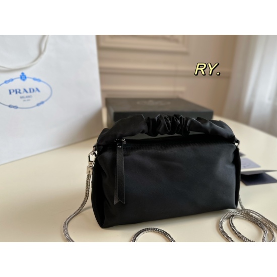 2023.11.06 P135 (with box) size: 2010PRADA's new nylon dumpling bag is made of nylon fabric, with a lightweight and full body. It can also be made into a single shoulder crossbody back, with a cute and lightweight hand bag design, casual and fashionable!