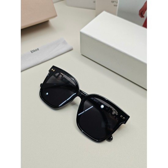 220240401 P95 DIOR Dior 2024 Square D Asymmetric Letter Design with Small Broken Diamonds Filled with Classic and Timeless Square Stars, Fashionable and Popular