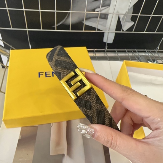 220240401 P 55 comes with packaging box FENDI (Fendi) new F hairband, retro style beauty, simple and versatile! Miss, close your eyes and enter