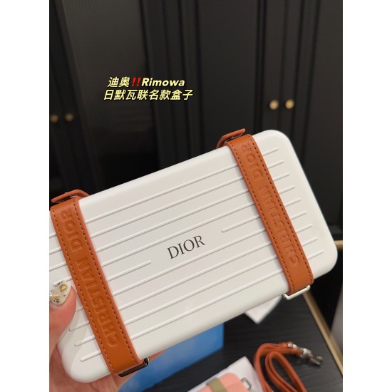 2023.10.07 P300 folding box ⚠️ Size 21.11 Dior Rimowa Co branded Rimowa Box Bag Rimowa Classic Luggage Back Up! The classic luggage design of the Rimova features a premium frosted aluminum shell with a space design that can also be added with a separate c
