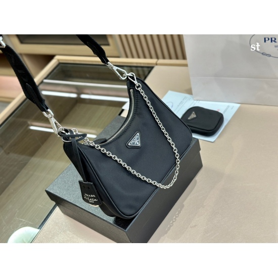 2023.11.06 195 box size: 22.17cm Prada hobo underarm bag, Prada three in one! A large bag similar to a dumpling bag with a small bag, a wide shoulder strap with a chain, instantly came up with N matching methods in my mind, very versatile, and the upper b