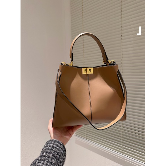 On October 26, 2023, on the occasion of the 88th anniversary of P215 Fendi, the Peekaboo series was born and naturally became a palace level gift. Peekaboo in English means 