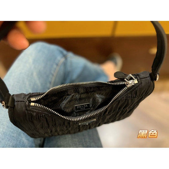2023.11.06 165 comes with a box size of 22 * 13cm Prad hobo nylon underarm bag, which is truly perfect! packing ✔️ The design is super convenient and comfortable!