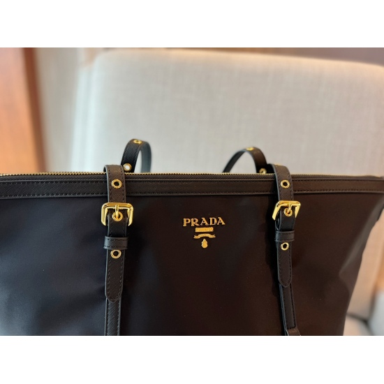 2023.11.06 200 No Box Size: 35 * 28cm Prada Classic Shopping Bag:! Big and convenient enough! As an entry-level prada shopping bag, it is indeed a practical and durable model, lightweight, comfortable and practical!