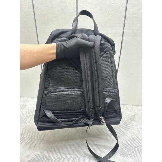 The new P930 model will debut on March 12, 2024, featuring a men's backpack and a spring/summer runway style of 2024, with a 2VZ108 design and an adjustable long shoulder strap. It can also be used as a diagonal cross bag. This bag is made of imported nyl