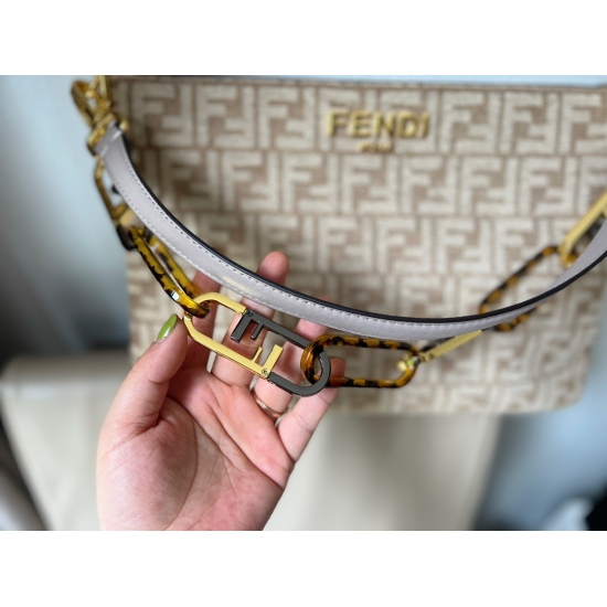 2023.10.26 235 box size: 33 * 23cm Fendi o 'clock Underarm bag is really beautiful! The metal and tortoiseshell buckle chain is so beautiful that it violates the rules!!!
