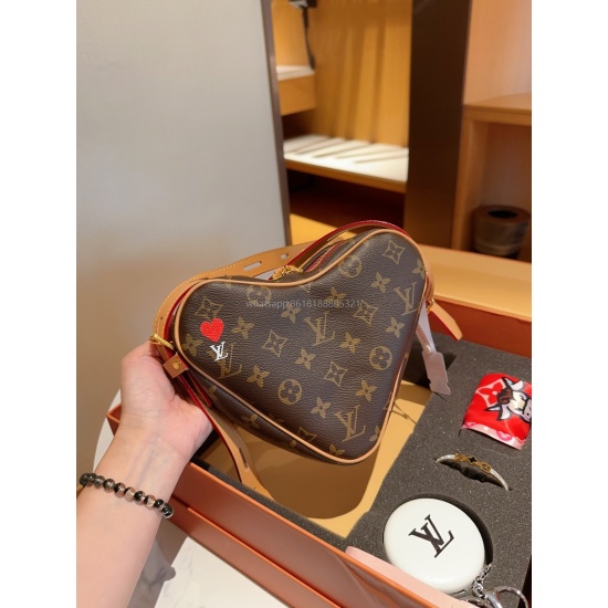 August 14, 2023 LV/Louis Vuitton Love Pack ➕ mirror ➕ bracelet ➕ Silk Scarf Four Piece Combination Set Box Size 20cm Folding Gift Box Packaging