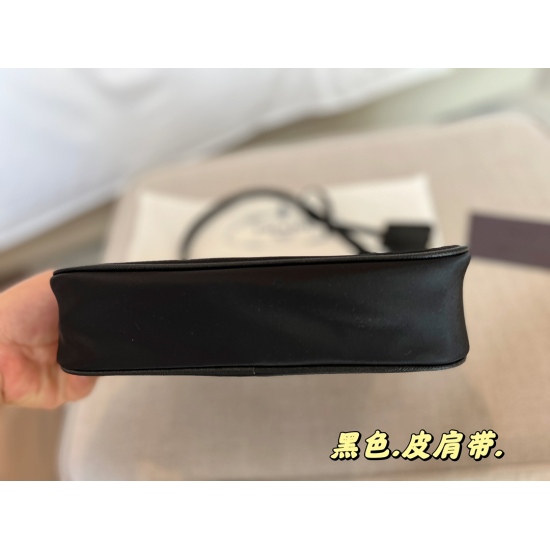 2023.11.06 155 comes with a box (Korean order) size: 22 * 13cm Prad hobo 2005 nylon underarm bag. Seeing the actual product, it is truly perfect! packing ✔ The design is super convenient and comfortable! ⚠ Black leather handle ⚠ Equipped with a chain, abs