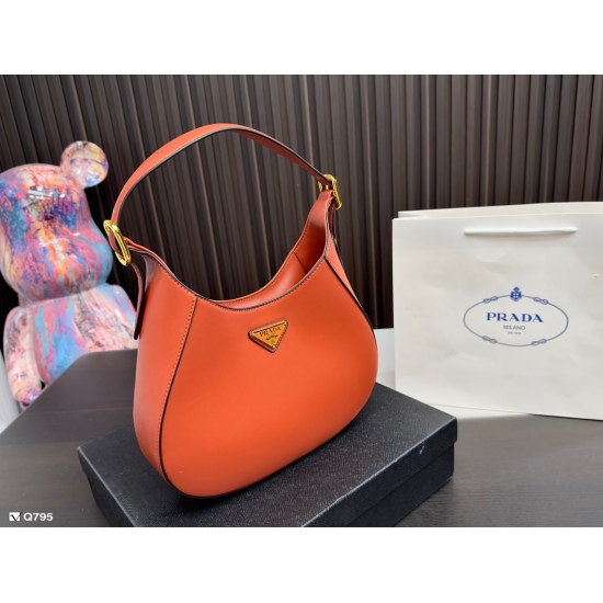 2023.11.06 195 gift box ⚠️ Is the Prada underarm bag size 26.18cm open yet? Isn't it too beautiful! The shape of the saddle bag is really amazing!