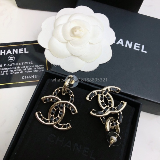 July 23, 2023 ch@nel The Black Heart Wearing Leather CC Earrings are a stunning product with perfect craftsmanship. Don't miss the Black Heart Control pendant. The black heart craftsmanship is the same as the earrings, with CNC cutting technology. The int