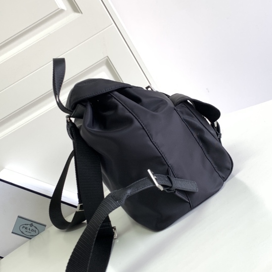 March 12, 2024 P510 PR@DA Women's nylon backpack, designed by the founder of P family's most classic, best-selling, and versatile backpack, is the first nylon bag with lightweight and rainproof capacity. It is suitable for casual travel and can be paired 