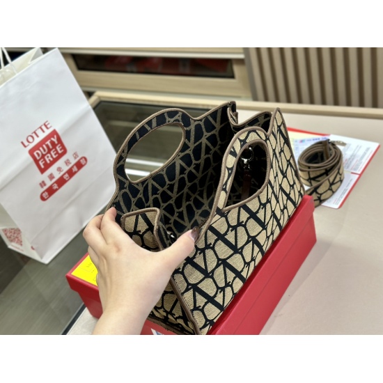 2023.11.10 195 box size: 23.16cm Valentino new product! Who can refuse Bling Bling bags, small dresses with various flowers in spring and summer~It's completely fine~