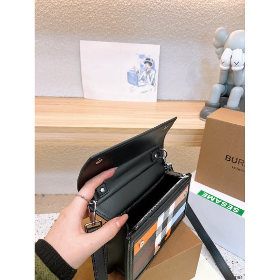2023.11.17 P210BURBERRY (original order) Burberry Counter's latest single shoulder crossbody bag is practical and durable. It is made of special linen fabric and paired with cowhide, which is a must-have for all seasons. One shoulder crossbody back dual-p