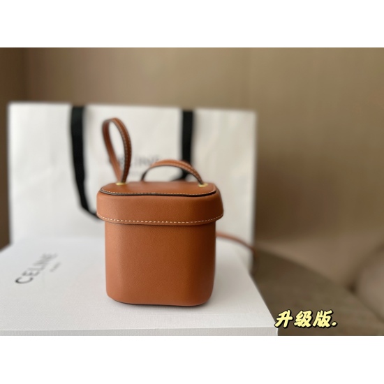 2023.10.30 195 box size: 11 * 11 * 11cmcelline ✔️ The small box is really cute! Many people are attracted to it at the 22 runway!