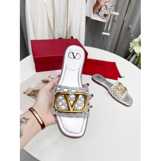 On July 16, 2023, Valentino's latest collection at the 2022 counter features perfect and eye-catching weaving details. The runway series is launched in [strong] [strong] sizes: 35-43 ex factory price